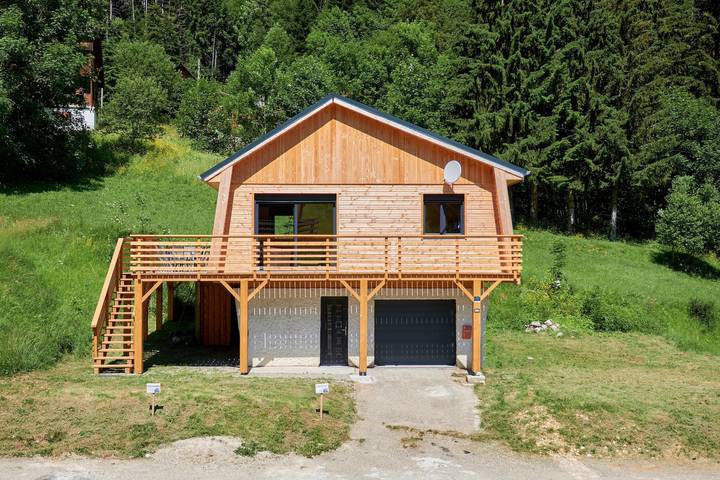 Ganze Wohnung, Ferienwohnung 'Le Lys Martagon' mit Bergblick, privater Terrasse und Wi-Fi in Saint-Pierre-d'Entremont, Isère