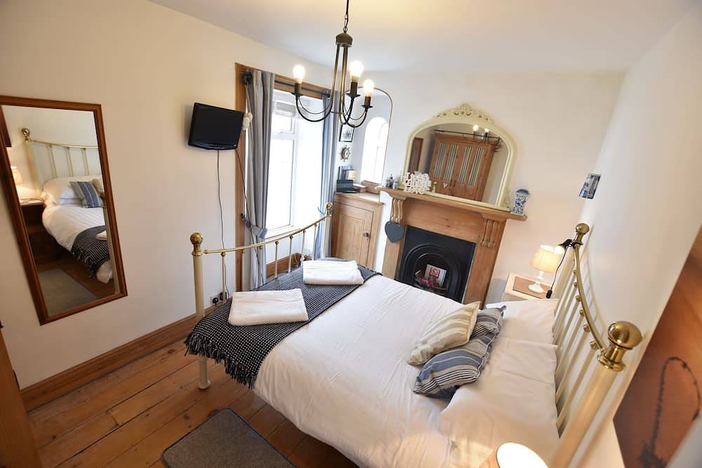 Delightful 2 Bedroom Cottage, just Off Village Square, sleeps 4,Pets Friendly in Aberdyfi, Aberdovey