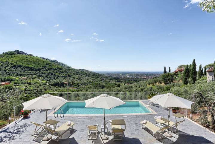 Location de vacances pour 12 personnes, avec jardin et piscine à Montecatini-Terme