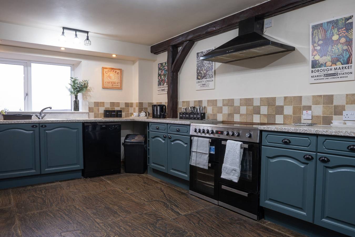 The Holmes Barn - Sleeps 16 - Pet friendly in Tideswell, Derbyshire