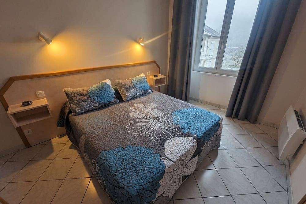 Acogedor alojamiento con terraza, a 100m del spa y casino, con Wi-Fi y parking privado in Bourbonne-les-Bains, Alto Marne