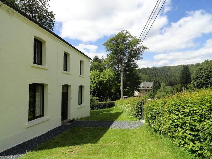 Location de vacances pour 7 personnes, avec vue et jardin à Chiny