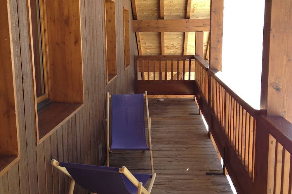 Charming Ski-In-Ski-Out Chalet (sleeps 10 in 5 bedrooms) in Oz, Écrins National Park