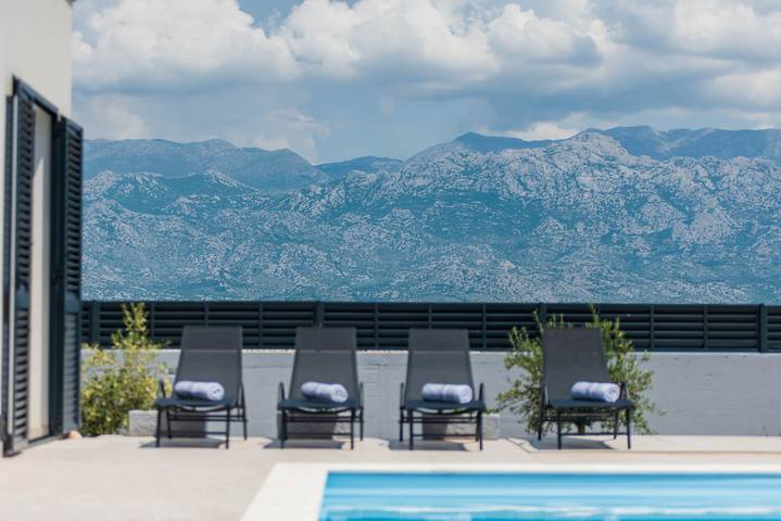 Ferienhaus für 6 Personen, mit Whirlpool und Terrasse sowie Garten und Pool in Razanac - 2