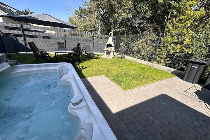 Villa für 8 Personen, mit Whirlpool und Terrasse sowie Garten und Pool