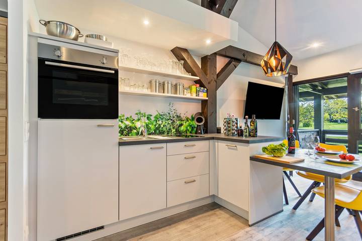 Ganze Wohnung, Stilvolle Ferienwohnung mit Bergblick & Balkon nahe Chiemsee in Siegsdorf, Bayerische Alpen