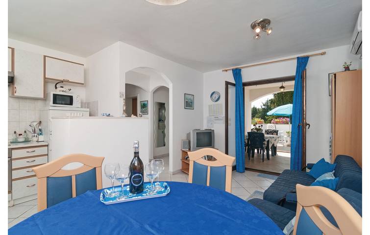 Appartement de vacances entier, Charmant appartement à 200 m de la plage avec terrasse et parking in Mirca, Supetar