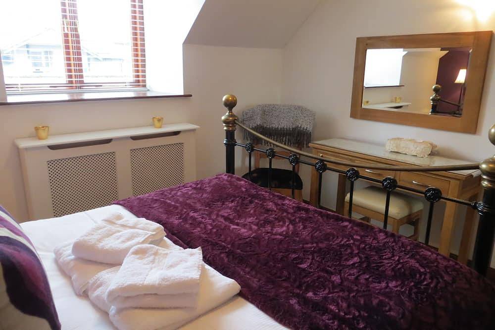 Jasmine Cottage in the heart of fabulous Kirkby Lonsdale,  with private parking! in Kirkby Lonsdale, Yorkshire Dales National Park