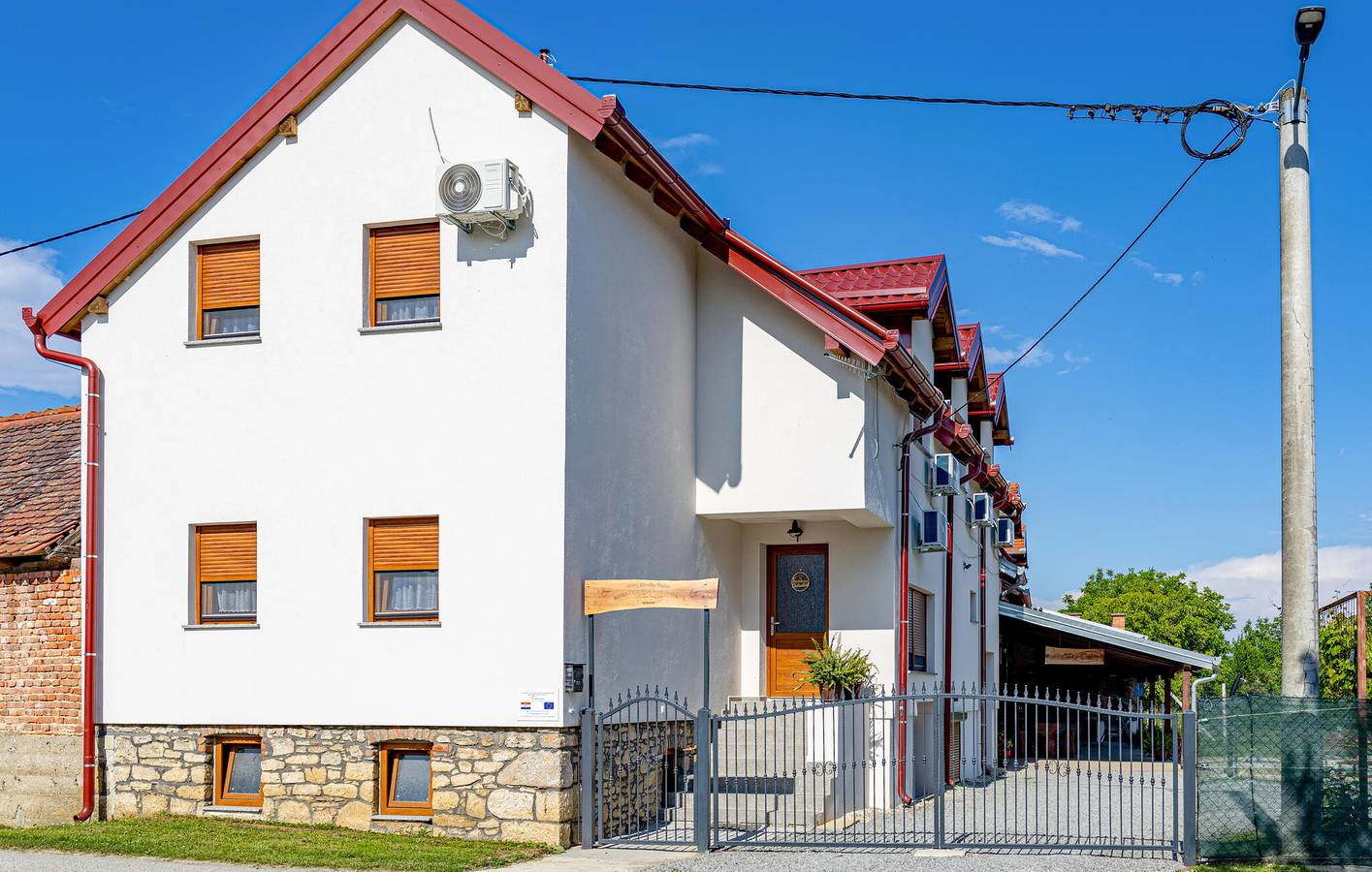 Gemütliche 2-Zimmer-Wohnung mit Pool, WLAN, Terrasse und Parkplatz in Pozega-Slawonien
