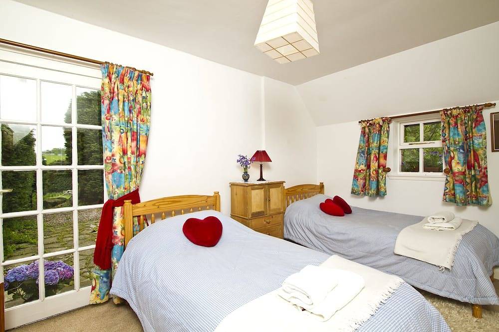 Wunderschönes, freistehendes 300 Jahre altes, komplett renoviertes Ferienhaus mit Blick auf die Landschaft in Perthshire