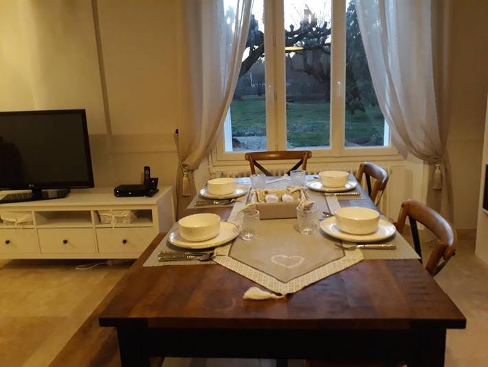 Location de vacances pour 3 personnes, avec Terrasse ainsi que Jardin et Vue à Feings