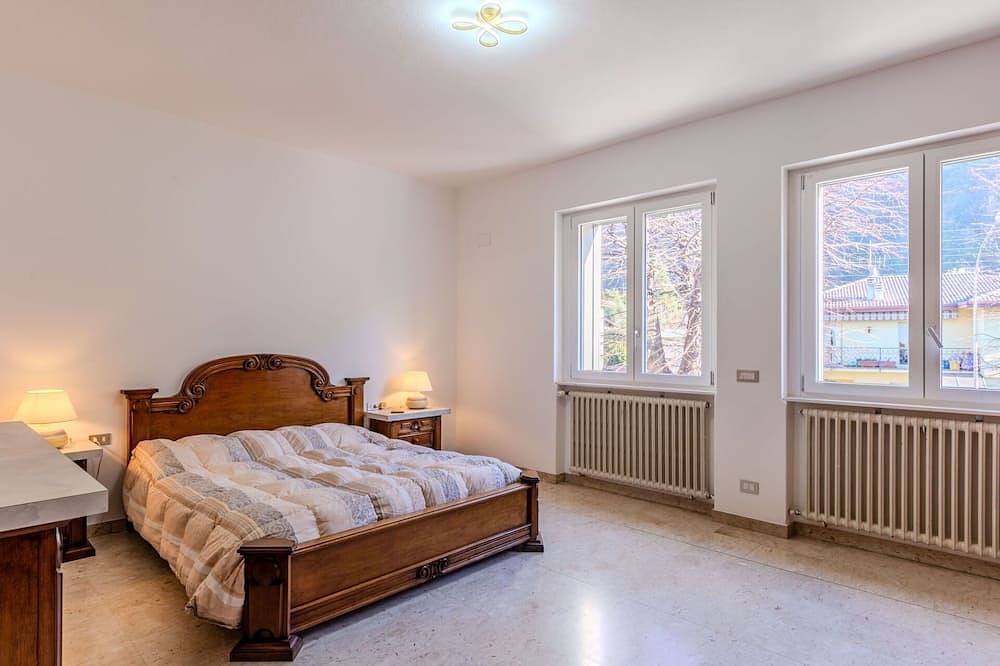 Elegante appartamento in villa per 6 ospiti con Wifi, A/C, Tv, patio e parcheggio in Dervio, Alpi Orobie Occidentali