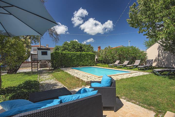 Ferienhaus für 12 Personen, mit Balkon und Pool sowie Garten, kinderfreundlich