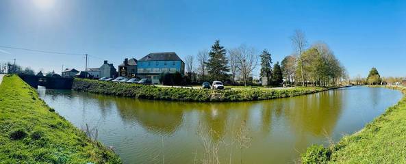 Gîte pour 2 personnes, avec terrasse ainsi que jardin et vue à Tinténiac
