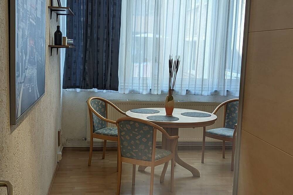 Ganze Wohnung, Geräumiges Doppelzimmer mit Bad und Frühstücksecke, zentral gelegen in Pforzheim, Nordschwarzwald