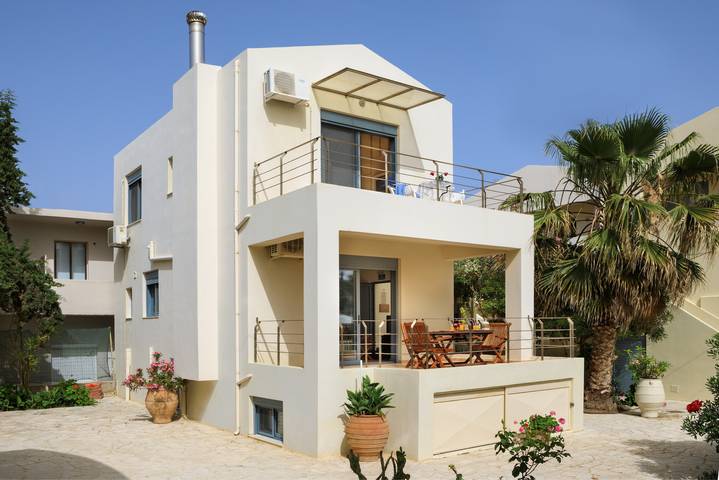 Villa for 7 people, with Balcony and Terrace as well as Pool in Almyrida
