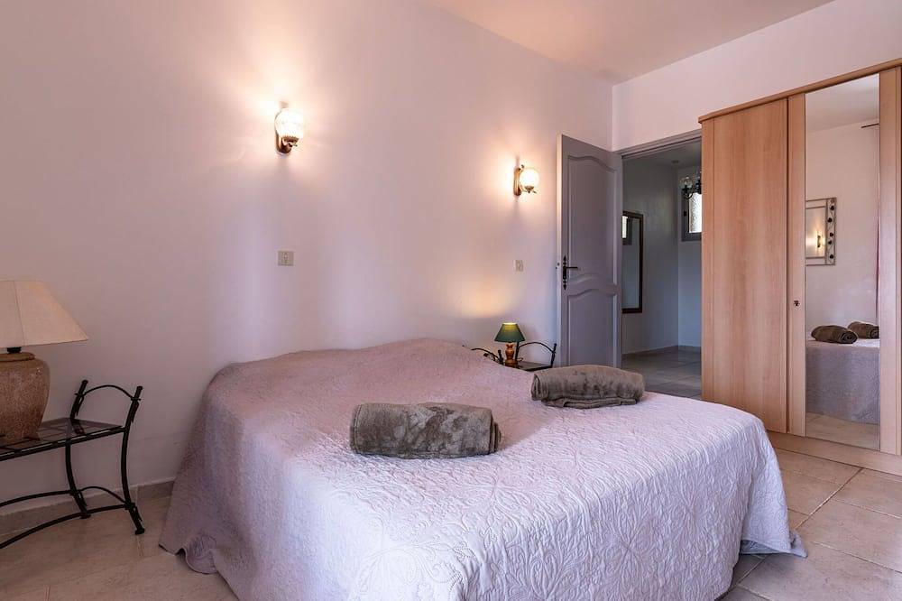 Villa indipendente con piscina privata, Tv, patio, animali ammessi, vista panoramica, parcheggio in Santa Lucia di Moriani, Corte e dintorni
