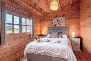 Cabin for 6 Guests in Sherwood Forest, Nottinghamshire, Picture 1