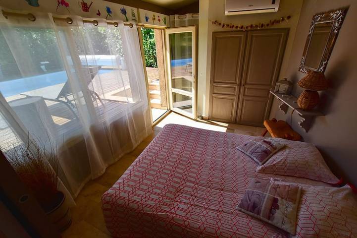 Location de vacances pour 6 personnes, avec jacuzzi ainsi que terrasse et jardin à Vernègues - 4