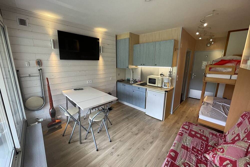 Entire apartment, Cozy studio 2/4 people with balcony and Wifi in Le Lioran, Laveissière