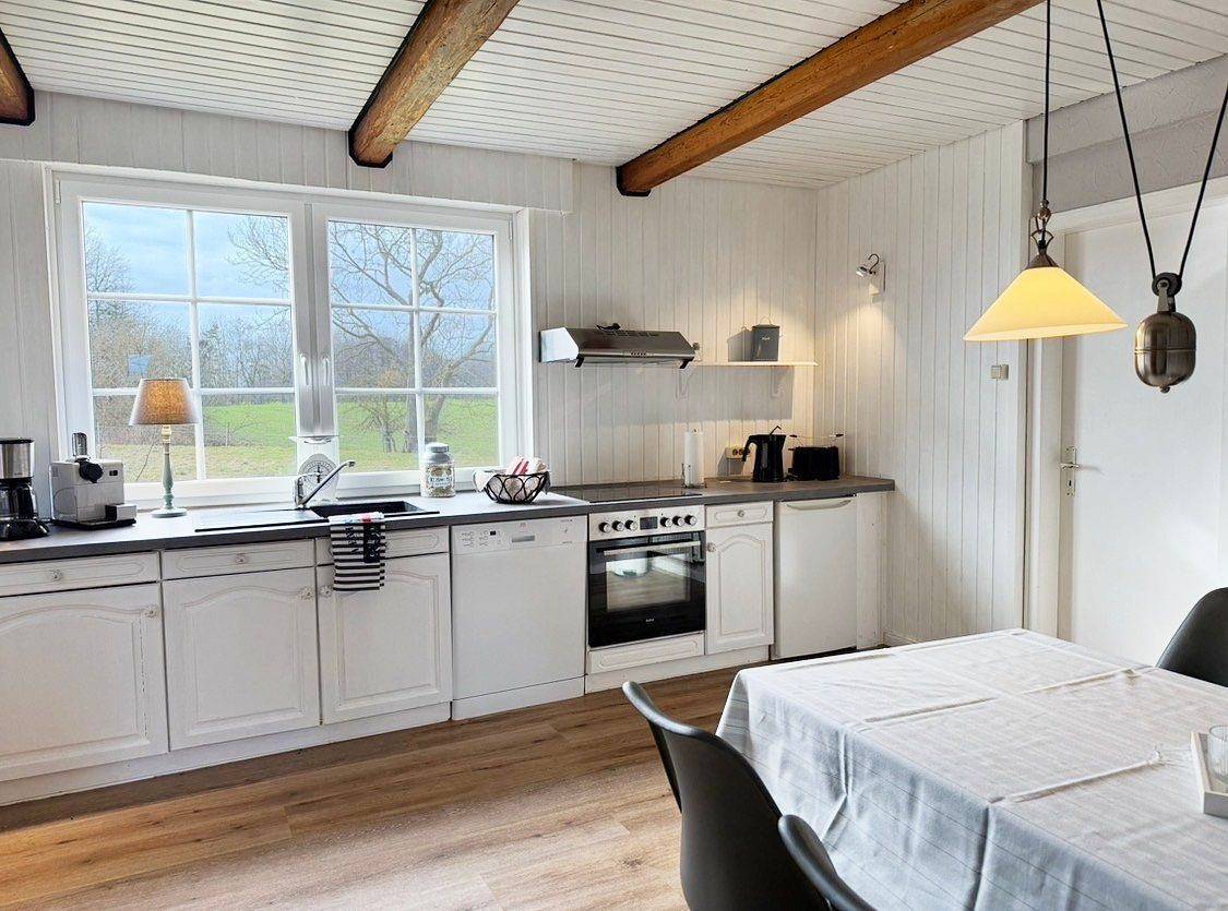 Der Landsitz bietet auf 100 m² Platz für bis zu 4 Personen in 3 Zimmern und 2 Schlafzimmern. Im Parterre erwartet Sie ein gemütliches Wohnzimmer mit Tv (Satellit) sowie Wlan und Internet. Die geschlossene Küche ist u. a. mit Ceranherd, Backofen, Spülmaschine und Nespresso ausgestattet. Eine Terrasse, Garten, Grillplatz mit Kohlegrill, Sandkasten und Spielmöglichkeiten machen den Aufenthalt komplett. Privatparkplatz mit Carport (2 Plätze, kostenlos), Haustiere bis max. 2 erlaubt, Nichtraucher. in Kappeln, Kappeln & Umgebung