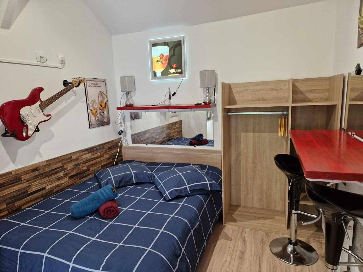 Appartement entier, 07 - Joli studio avec clim tout équipé avec un lit double, vue sur jardin, parking privatif gratuit, grand fourgon possible, tout le linge de maison est fourni in Razac-sur-l'Isle, Périgord Blanc
