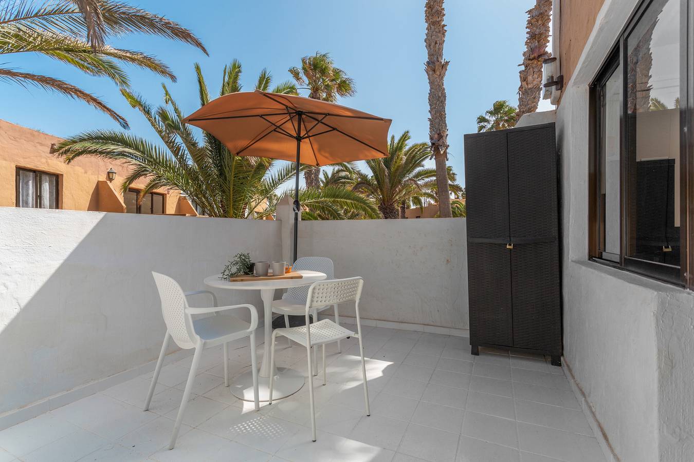 Apartamento entero, Vacaciones 'Viento Azul' con piscina compartida, Wi-Fi y aire acondicionado in Corralejo, La Oliva