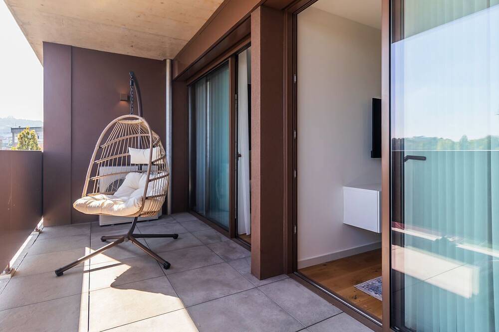 Apartamento inteiro, Contemporary Oasis w/ Balcony by Lovelystay in Oliveira do Douro, Distrito do Porto