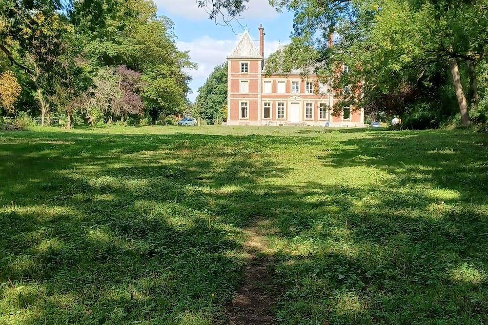 2-bedroom gite for 4 people in a castle with park, pond, orchard, etc. in Aisne