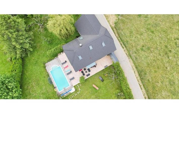 Location de vacances pour 4 personnes, avec piscine et jardin à Chainaz-les-Frasses