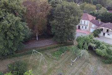 Gîte pour 14 personnes, avec terrasse et jardin à Laujuzan