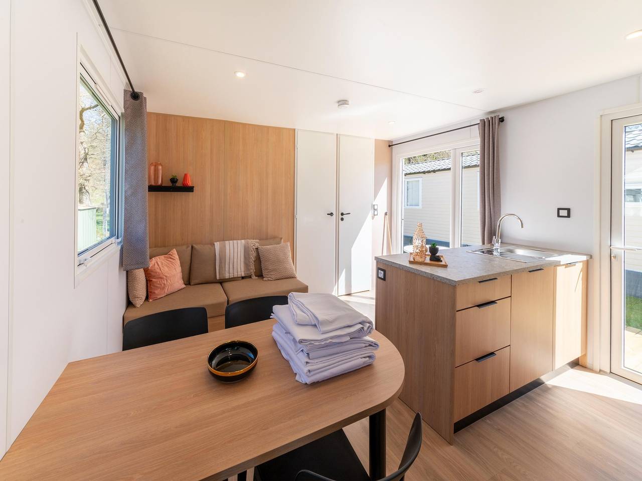 Luxe caravan in Érezée met terras in Amonines, Érezée