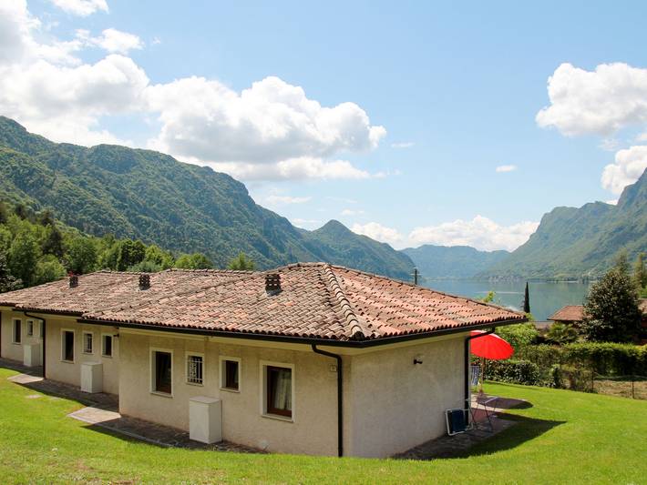 Ferienhaus für 5 Personen, mit Terrasse und Garten sowie Seeblick am Gardasee