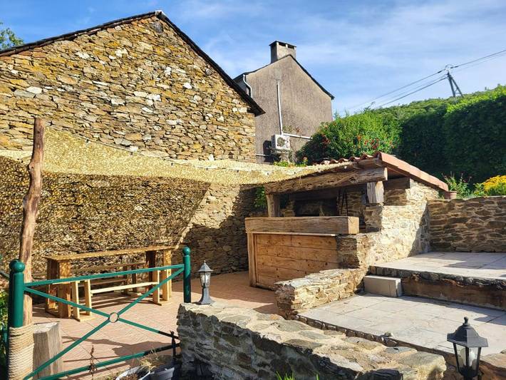 Location de vacances pour 2 personnes, avec Terrasse et Jardin ainsi que Piscine et Vue à Curvalle - 4