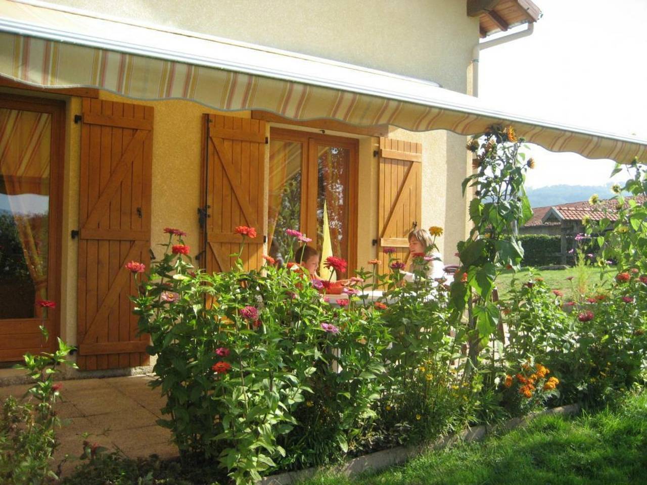 Gîte convivial avec jardin, cheminée et animaux acceptés près de Roanne in La Tuilière, Région de Roanne