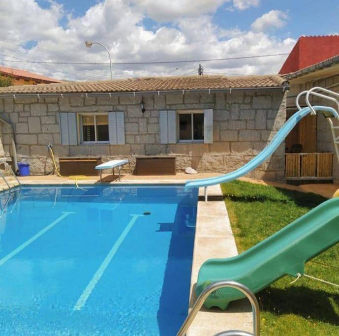 Apartamento entero, Acogedora casita loft de piedra con piscina compartida in Becerril de la Sierra, Provincia de Madrid