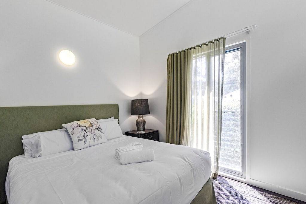 Luxuriously Spacious 2 Level Beach Escape in Pearl Beach, New South Wales