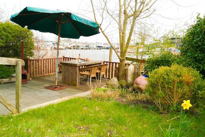 Ferienhaus für 3 Personen, mit Balkon/Terrasse und Garten sowie Ausblick und Seeblick in Anjum