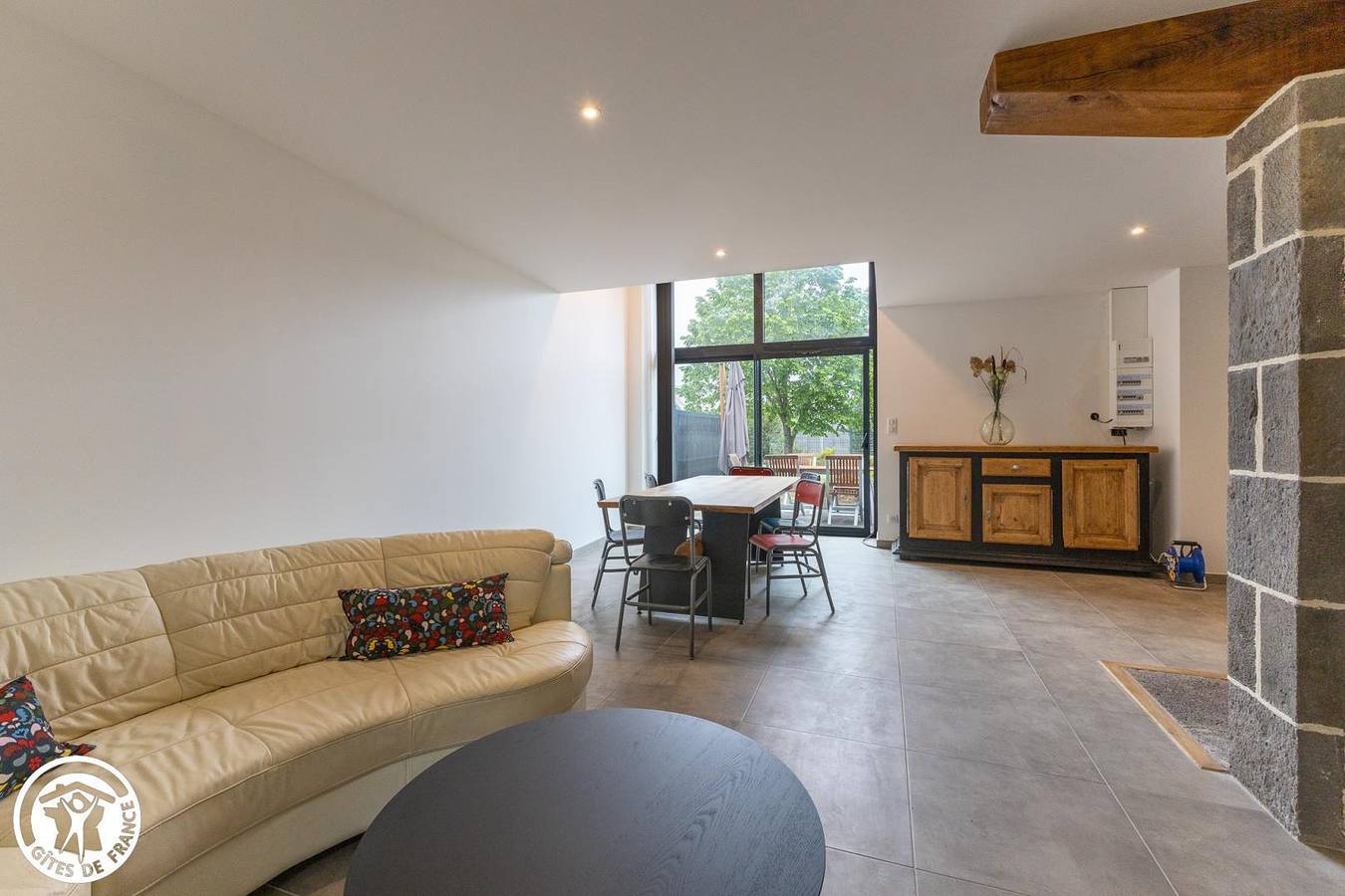 Mon beau nid in Charbonnières-les-Varennes, Parque Natural Regional Volcans d'Auvergne