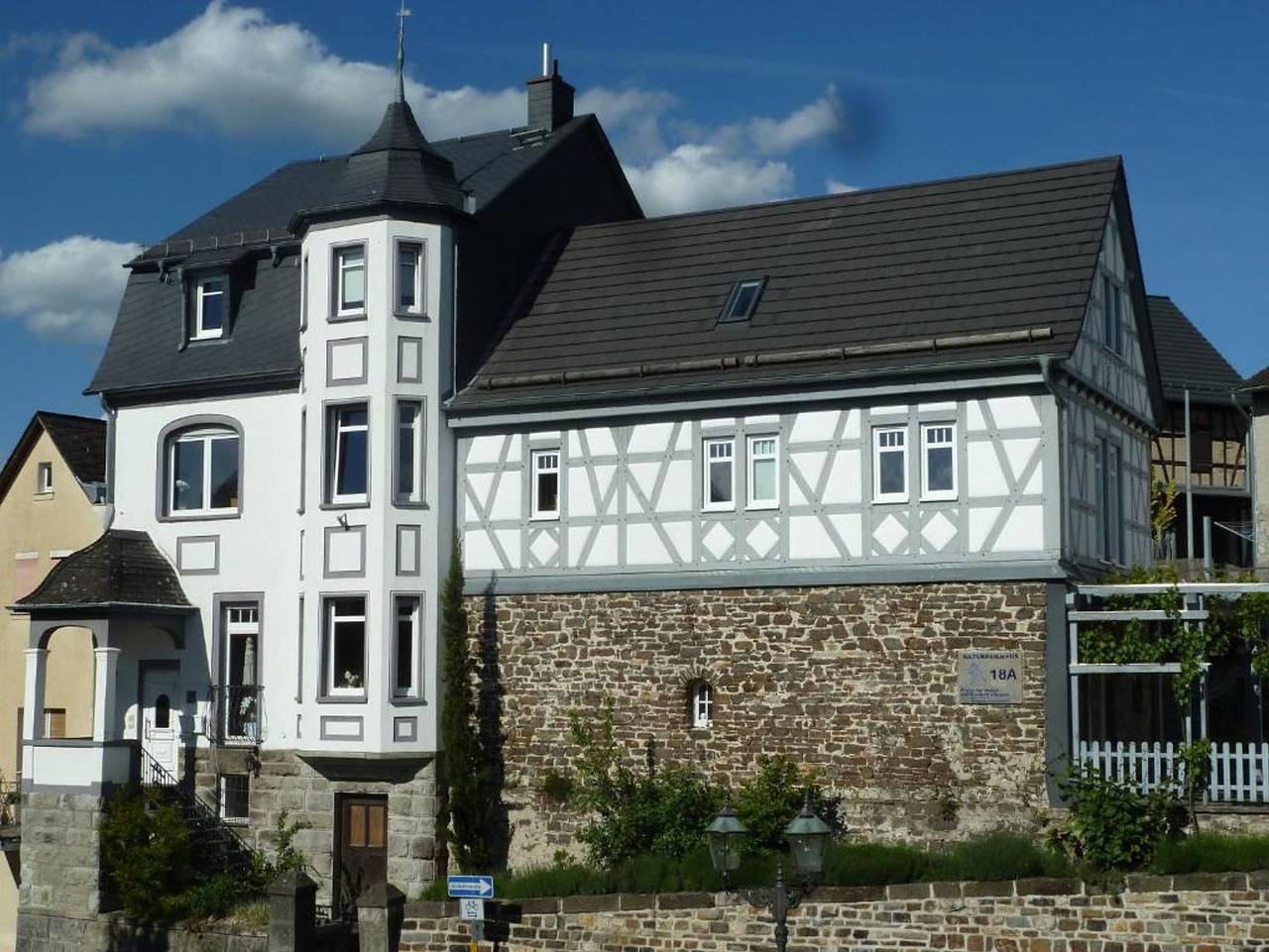 Ganze Ferienwohnung, Apartments im Château d'Esprit - Appartement Orchidee - Wohn-/Schlafraum in Höhr-Grenzhausen, Westerwald