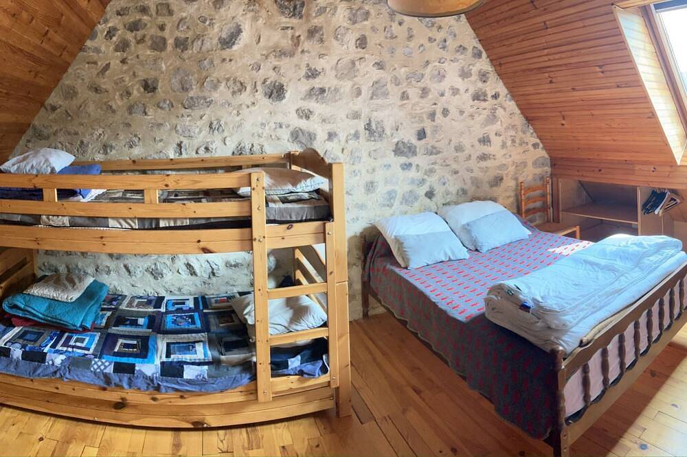 Ferienhaus-Ensuite mit Bad-Bergblick in Chambon-sur-Lac, Regionaler Naturpark Volcans d'Auvergne