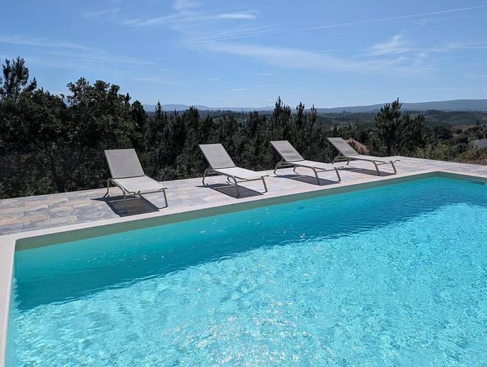 Location de vacances pour 8 personnes, avec Balcon et Jacuzzi ainsi que Terrasse et Piscine dans Santiago da Guarda