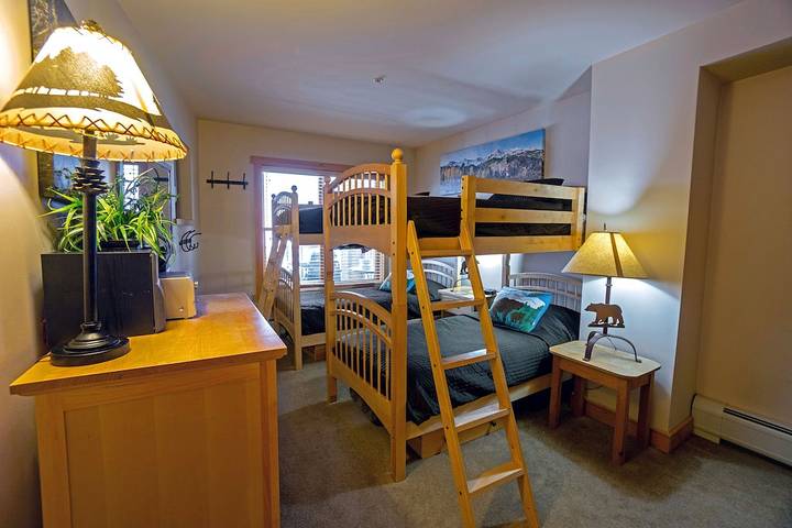 Vacation rental for 8 people, with pool and sauna as well as yard and hot tub in Copper Mountain