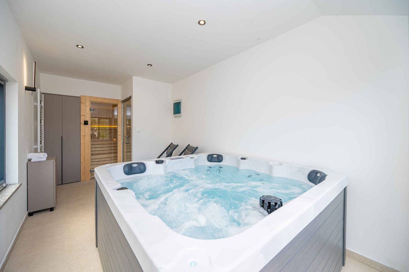 Ferienhaus mit Whirlpool, und Terrasse  in Sukosan, Zadar