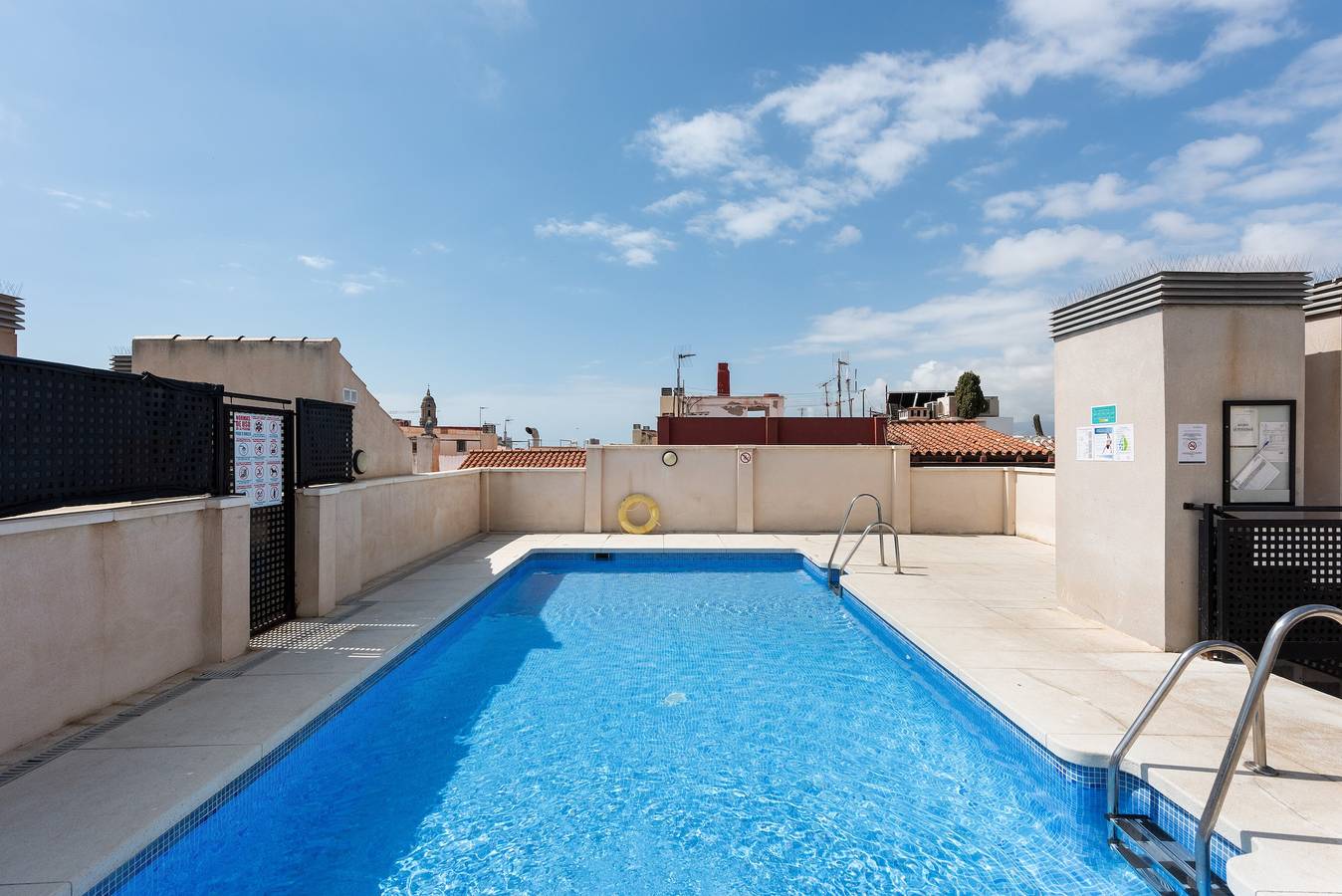 Entire apartment, Apartment 'Suite Jinetes' with Shared Pool, Wi-Fi and Air Conditioning in Málaga Central District, Malaga