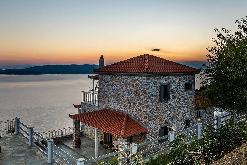 Villa Pounda-Breathtaking sea view-wifi-Newbuilding in Sporaden