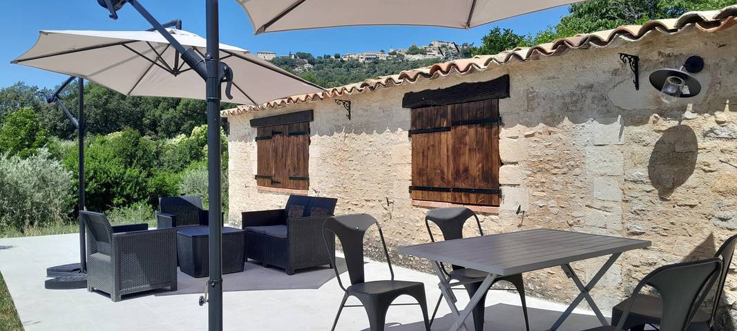 Gîte pour 4 personnes, avec terrasse ainsi que piscine et jardin à Lurs