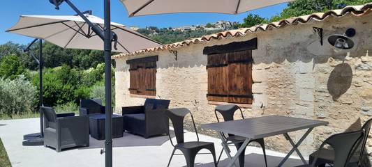 Gîte pour 4 personnes, avec jardin ainsi que piscine et terrasse dans les Alpes-de-Haute-Provence