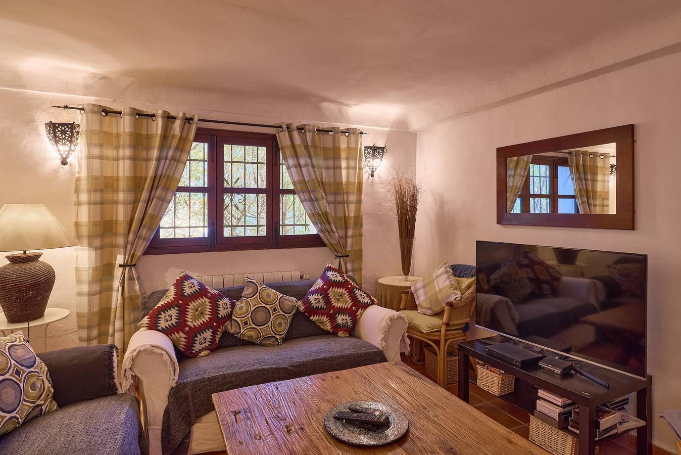 Casa Vacacional '3 Dormitorios' con Vista a la Montaña, Piscina Compartida y Wi-Fi in Fuente del Conde, Iznájar