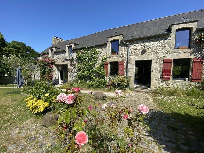 Gîte pour 15 personnes, avec piscine ainsi que terrasse et jardin à Ploubalay - 2